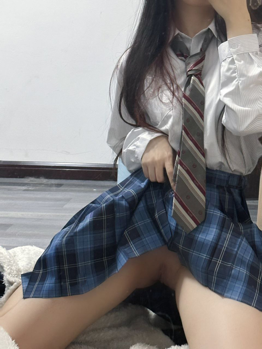 富豪包养的萝莉在外租房全裸露出好刺激好怕邻居开门看见了体验真空出门请主人带回家任主人享用