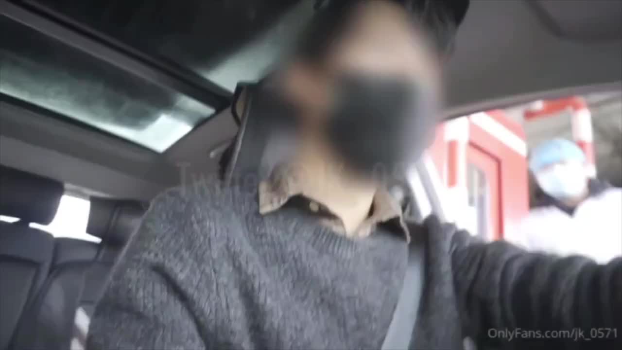 超级可爱的双马尾小萝莉。水汪汪的看着你，侵犯欲望十足。最主要的是还特别配合，下课后就陪着自己的金主爸爸去开房