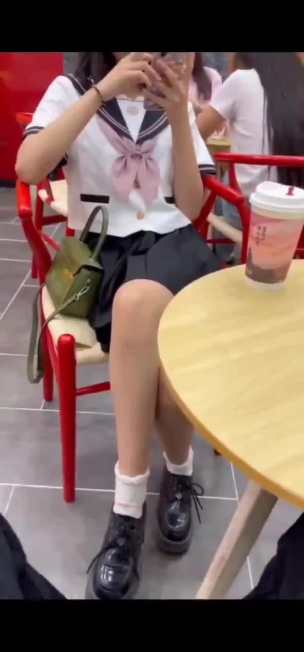 约炮jk大学生，出去吃了饭就直接往酒店带，粉嫩肉体直接被操了，超级反差推荐