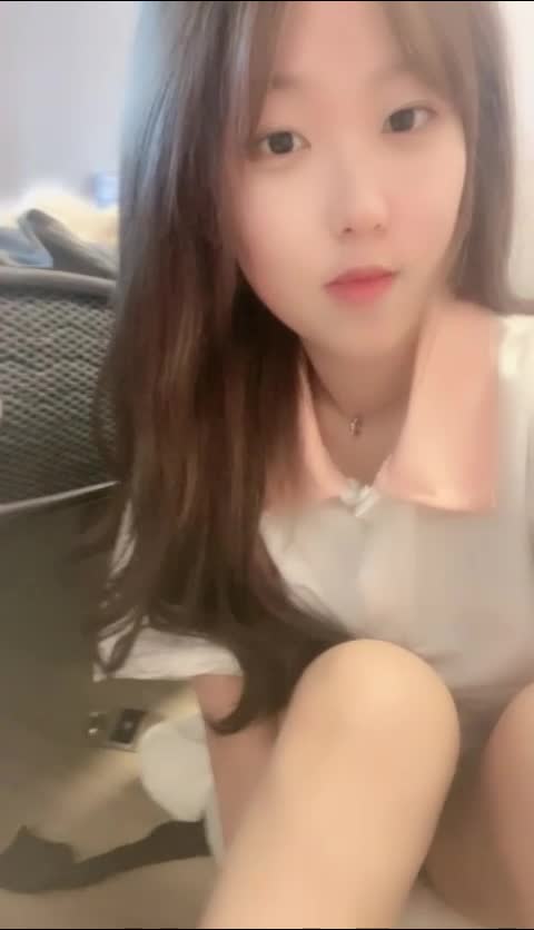 超清纯的大眼妹子，直播露出，胸型很好看，小穴户型也好