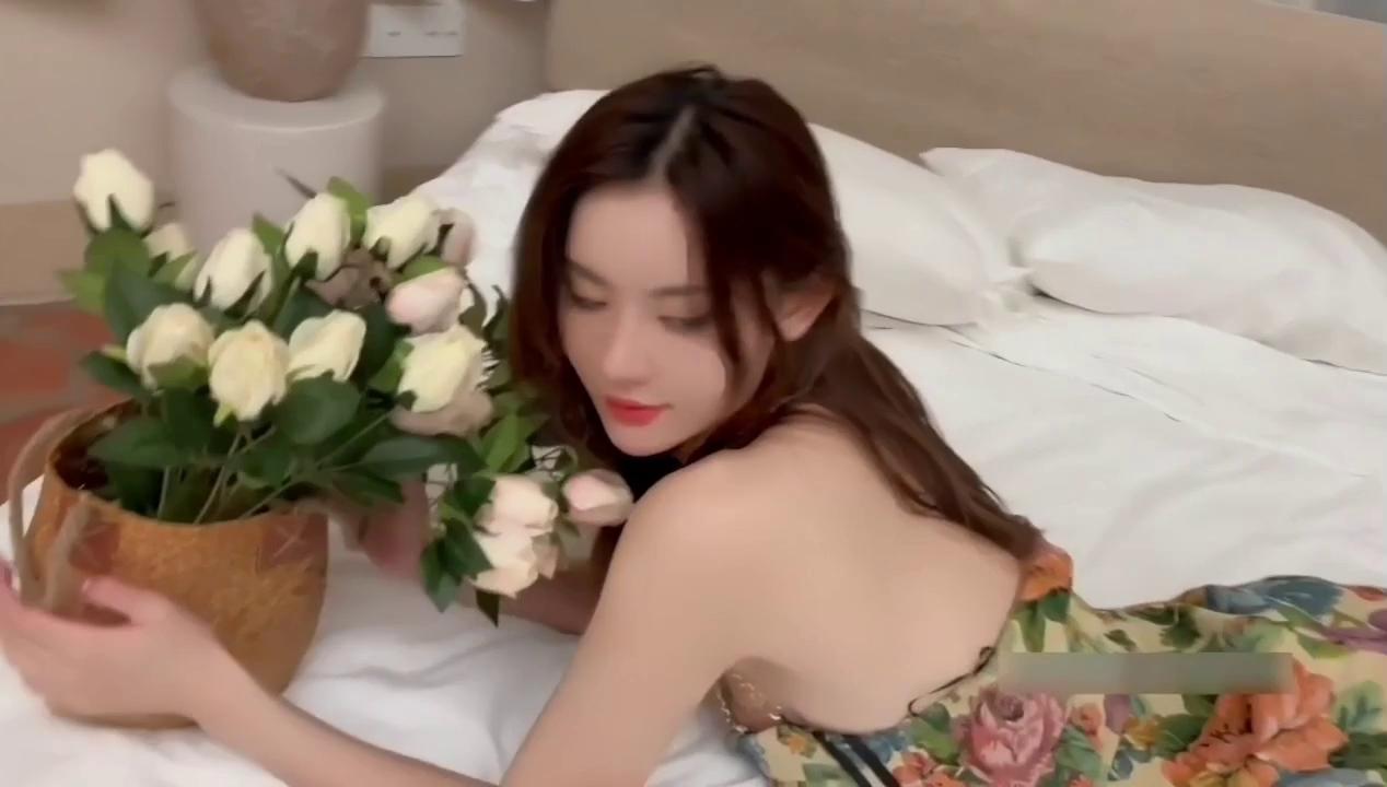 极品反差超模 性感迷人大长腿，公寓酒吧露出勾引陌生人！阿朱就是好看呀